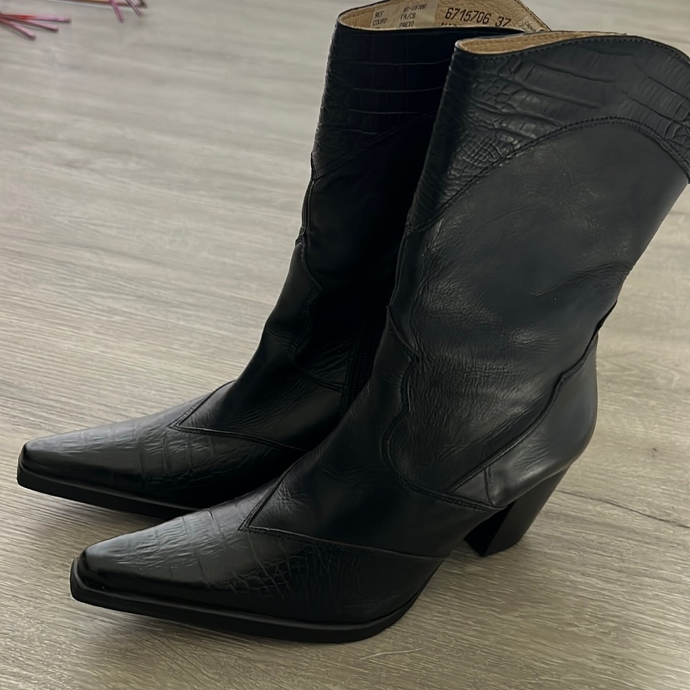 D'Milton Boots NWT Black Leather size 37 which is size 7